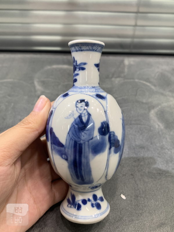 清康熙青花四美图瓜棱小瓶 - 图3